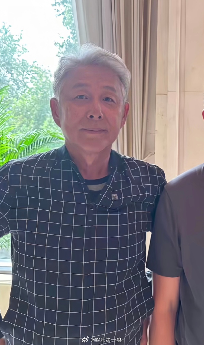 陈道明头发全白了 刷到陈道明近照，头发全白了，怎么会有人头发全白了还这么帅！！ 