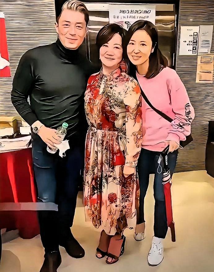 霍建华跟林心如、丈母娘同框，这状态反差也太大了。
 
才47岁，苹果肌突出，两腮