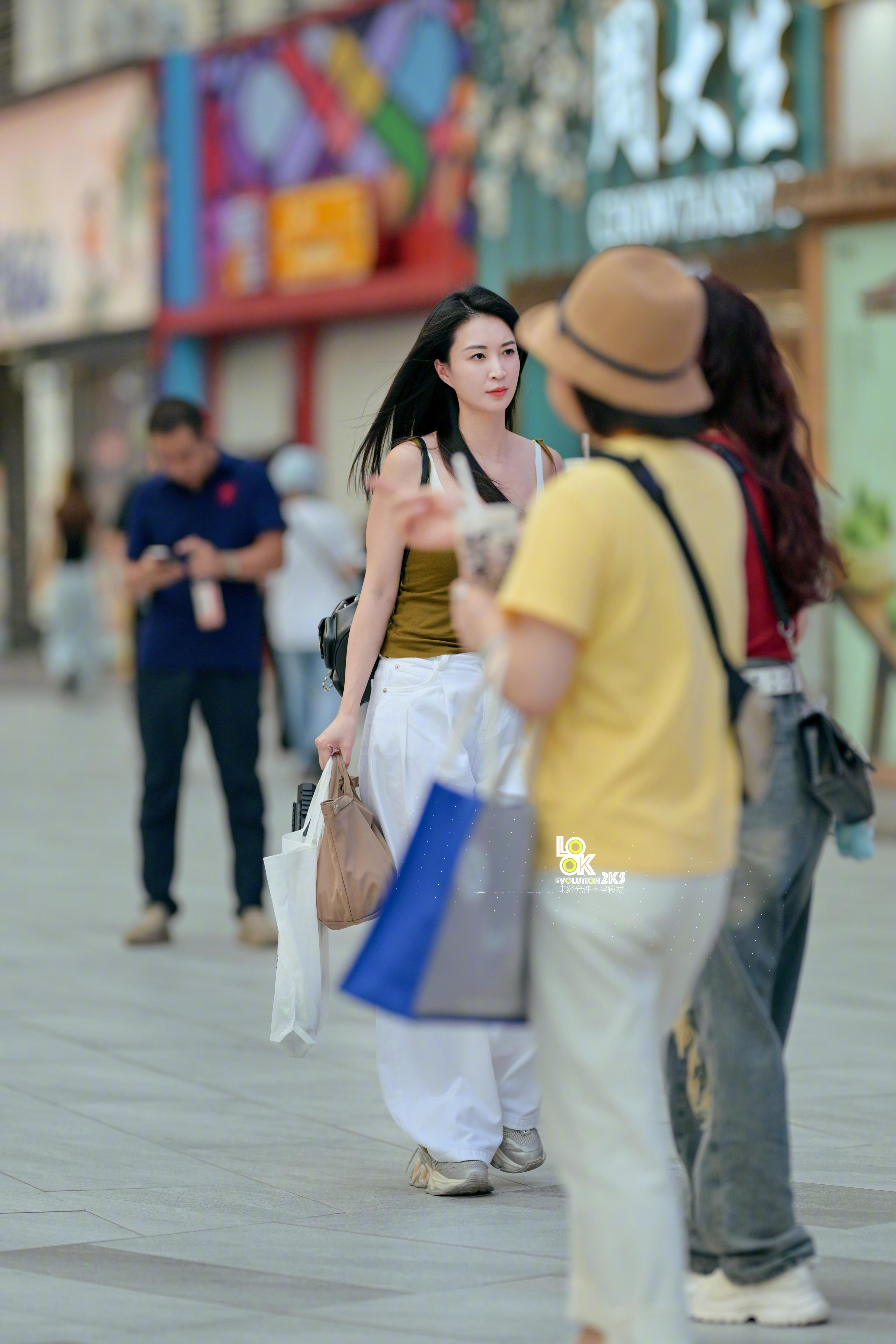 小姐姐这个暑假瘦了好多了 ​​​