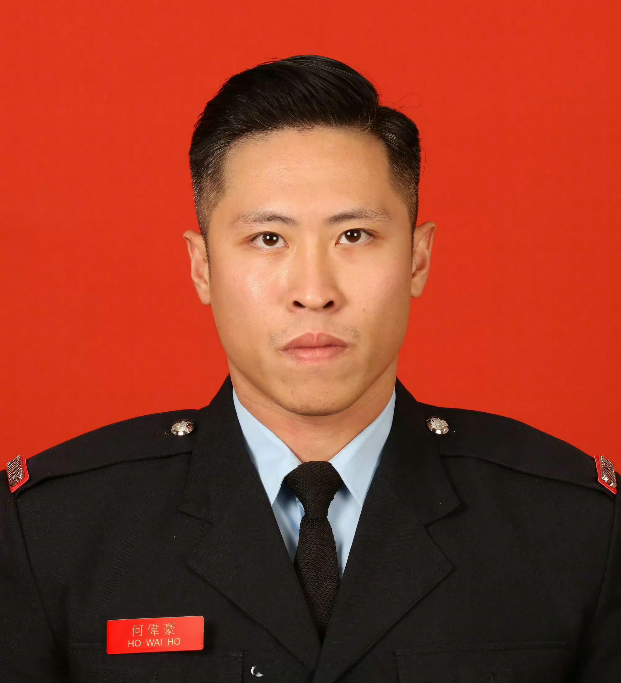 送别香港火灾中牺牲的消防员何伟豪。