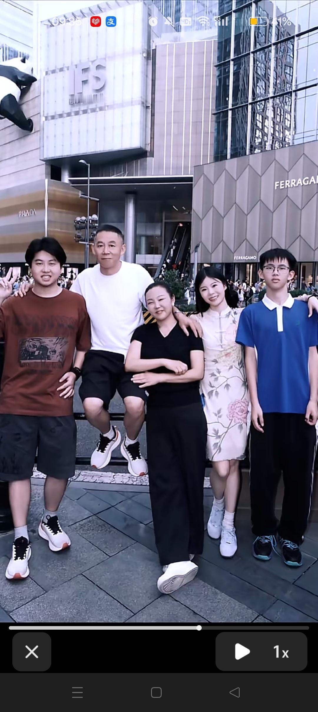 孙海洋好爱孙卓！😍与大儿子穿同款鞋子，默契十足！这才叫人生赢家！


一家人整