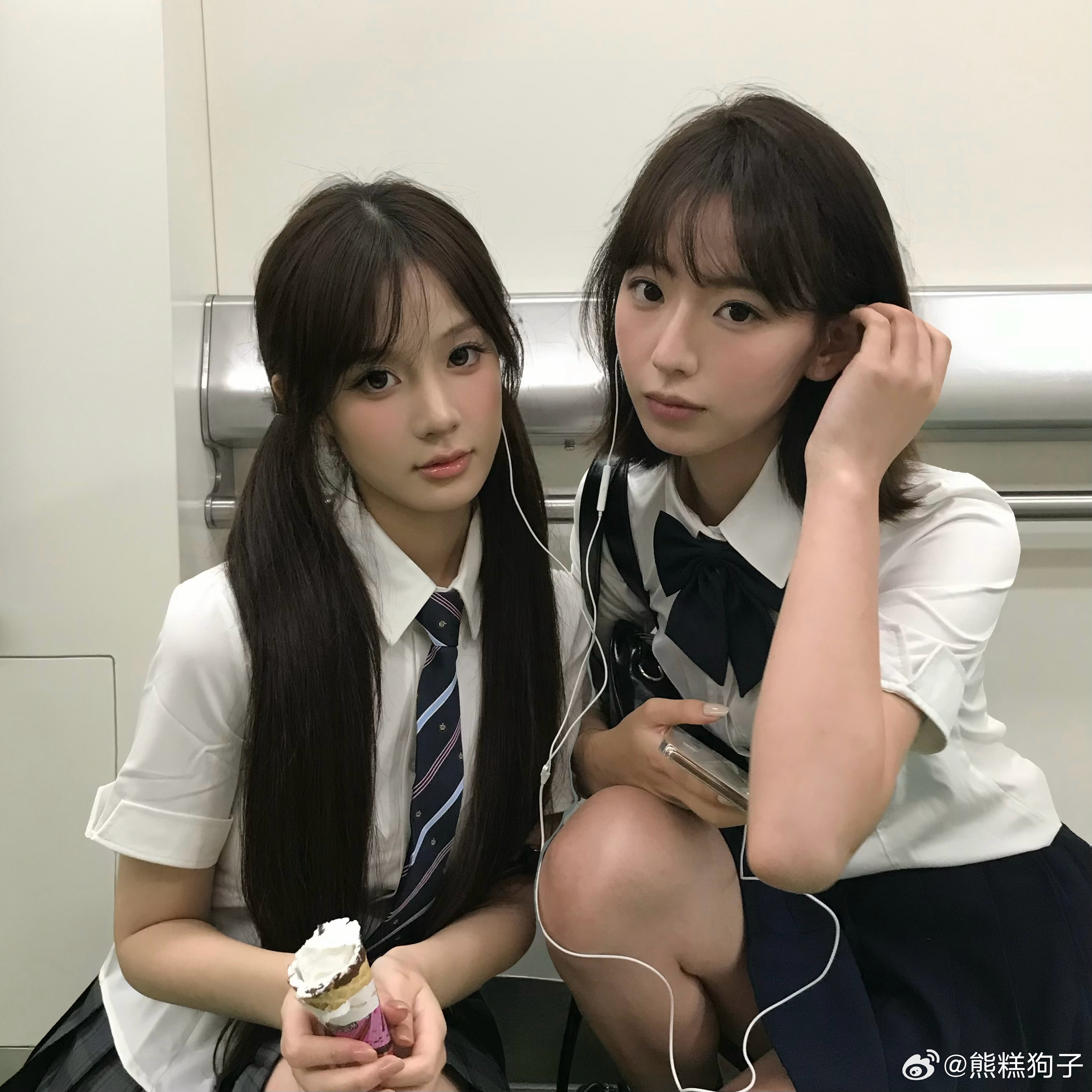 这个图片了有两个人很美 