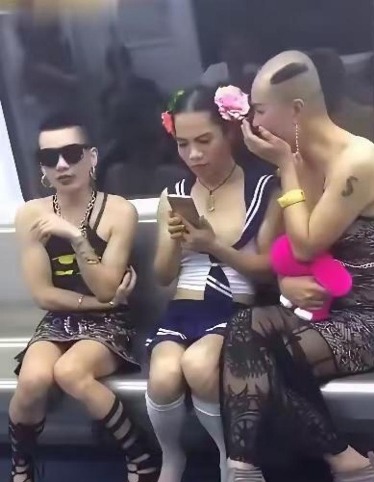 地铁偶遇一幕，真是大开眼界！

也就大城市地铁，能碰到这么个性的打扮。

三位造