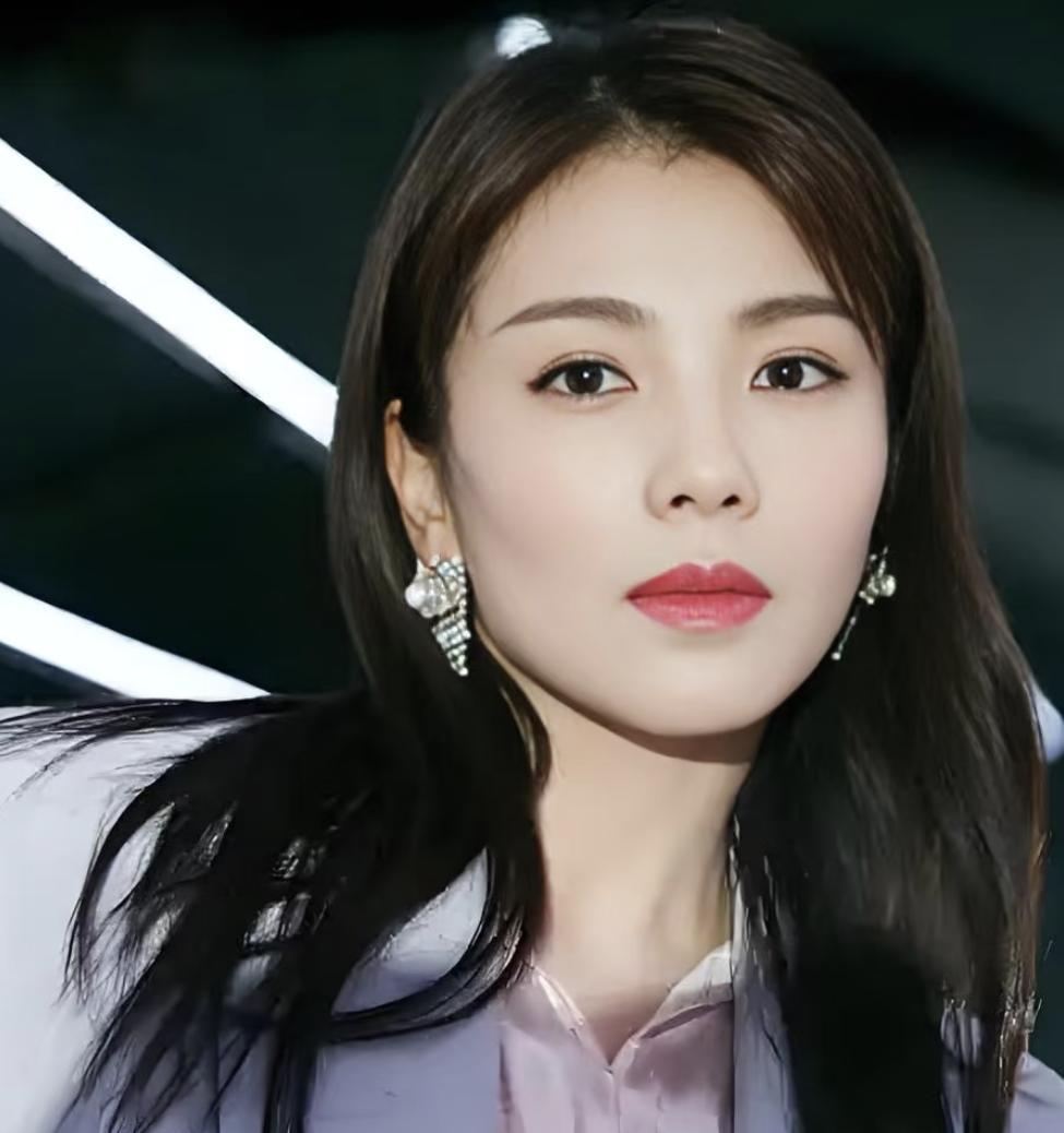 都说娱乐圈是名利场，但有种东西，比资源还稀缺。
那就是你产后狼狈不堪，有人会直接