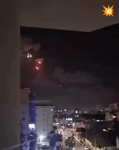 波斯 “快递” 昨晚又准时送达特拉维夫，左边集束弹散出美丽的烟火，右边另一枚导弹