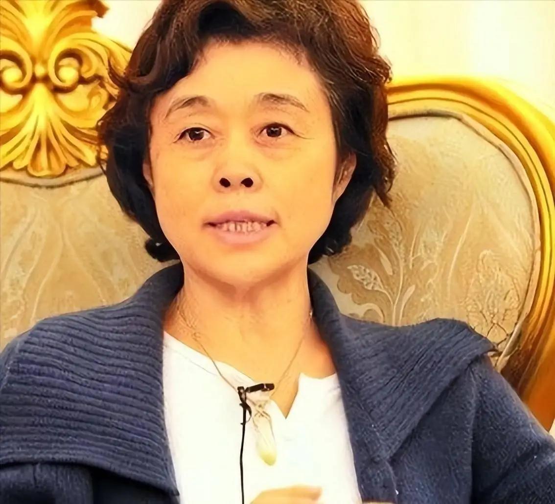 曾经赛场封神的女排队长，如今异国治病，靠换血度日
 
说起孙晋芳，老球迷都记得，