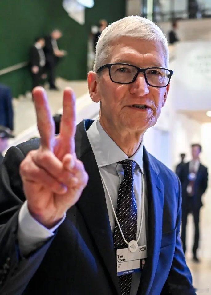 库克即将卸任苹果CEO，15年执掌第一科技巨头，曾经推出iPhoneX，苹果新总