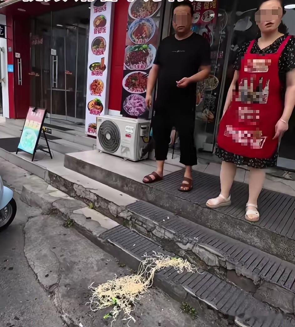 江苏木渎。
男子去一家陕西面馆点了一碗面，扫码支付6.1元，现金5.9元，老板娘