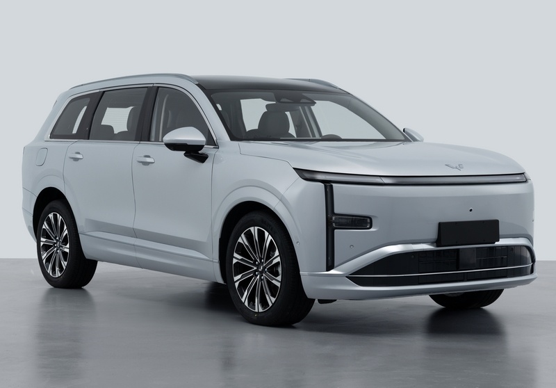 五菱全新SUV星光L申报图曝光，有5座和6座版本可选，搭载汽油/电混合动力。这外