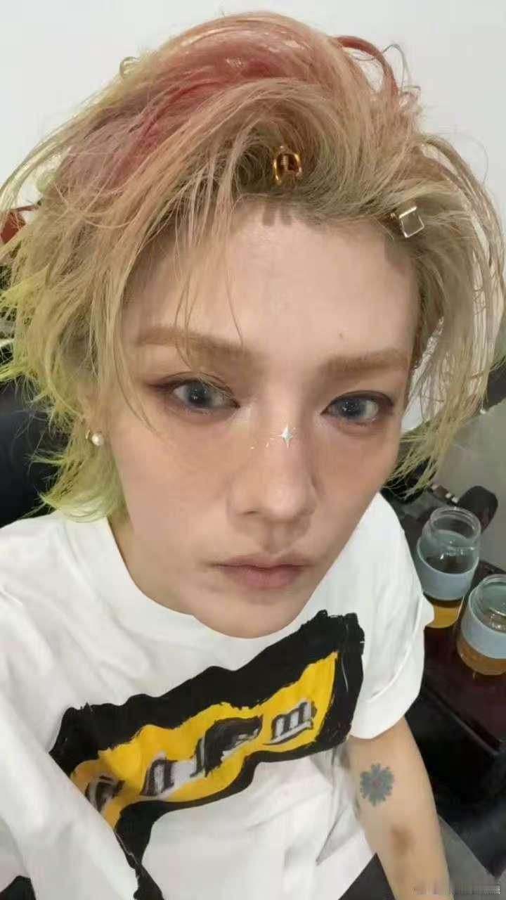鹿晗夏天自拍鹿晗开始发自拍鹿晗开始发自拍，夏天自拍，[苦涩][苦涩] ​​​
