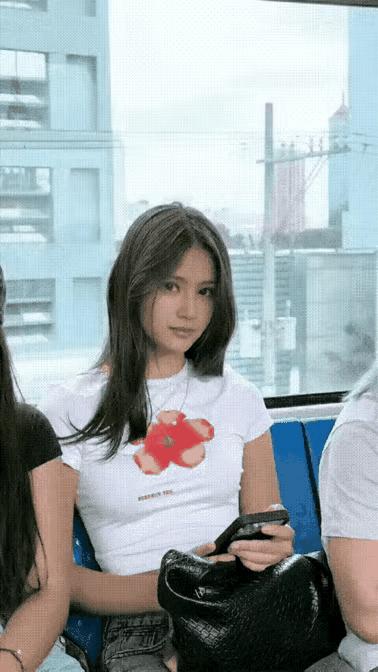 第一次
一个女孩主动对我微笑
下一步
我能问她要微信吗？
在线等
急急急!!!