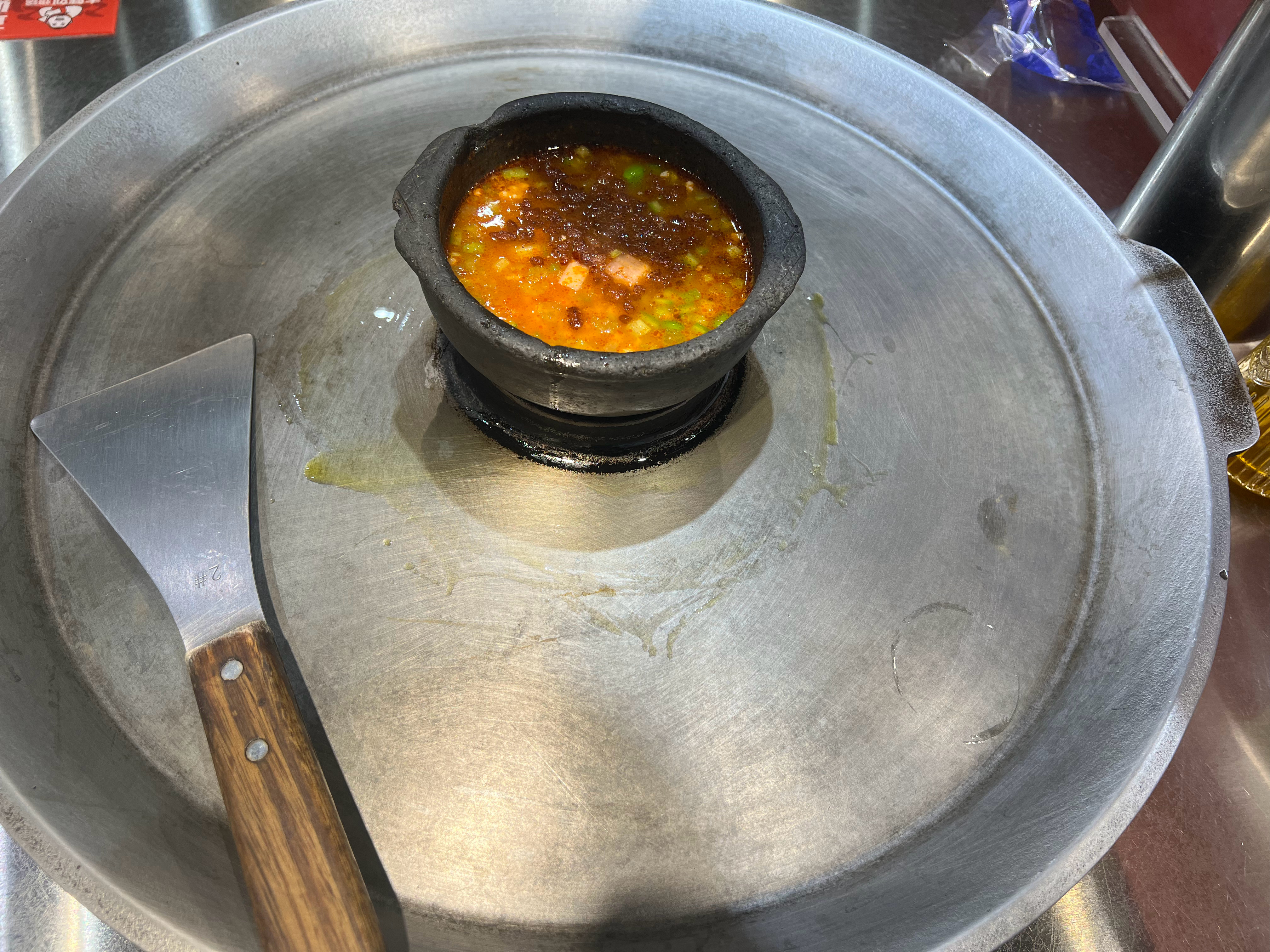 第一次吃贵州烙锅，好吃的！！！中间是酸汤蘸料，好吃的！！！又是闺蜜带我吃美食的周