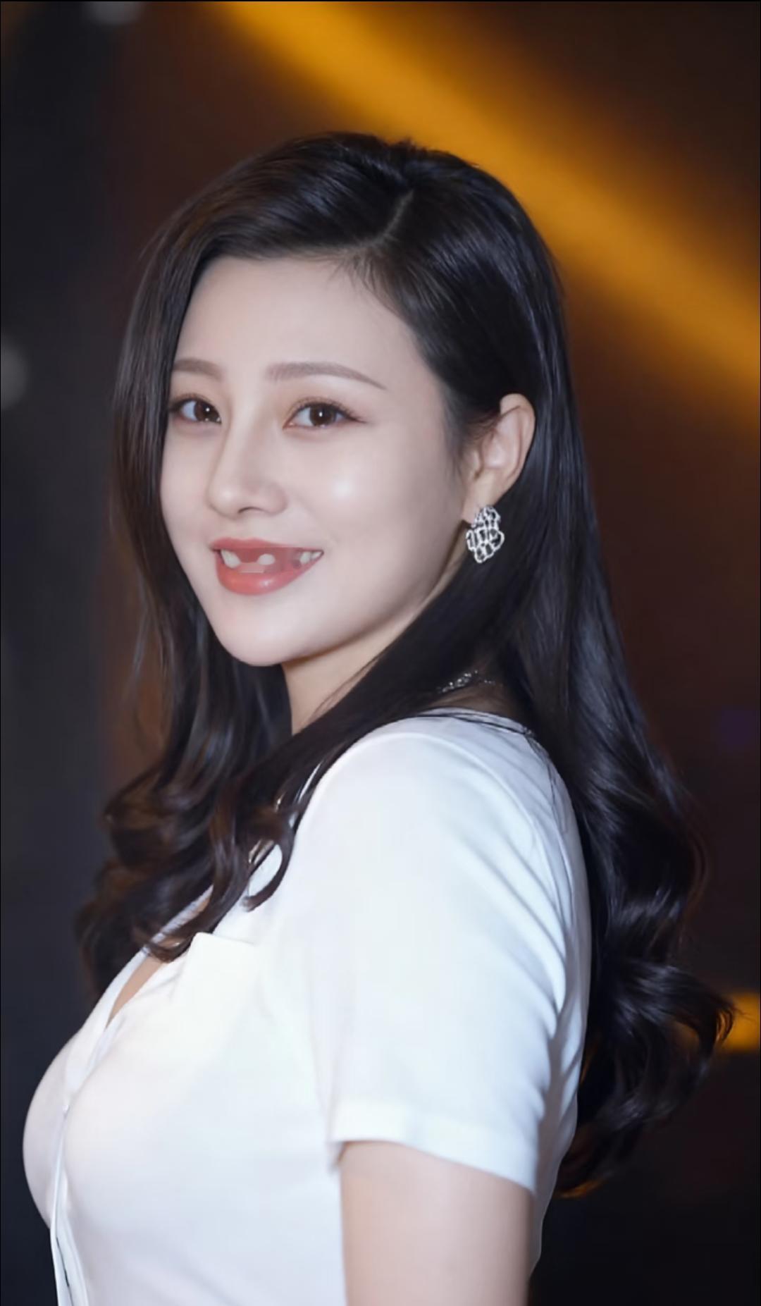 笑语盈盈暗香来，似曾相识燕归来。