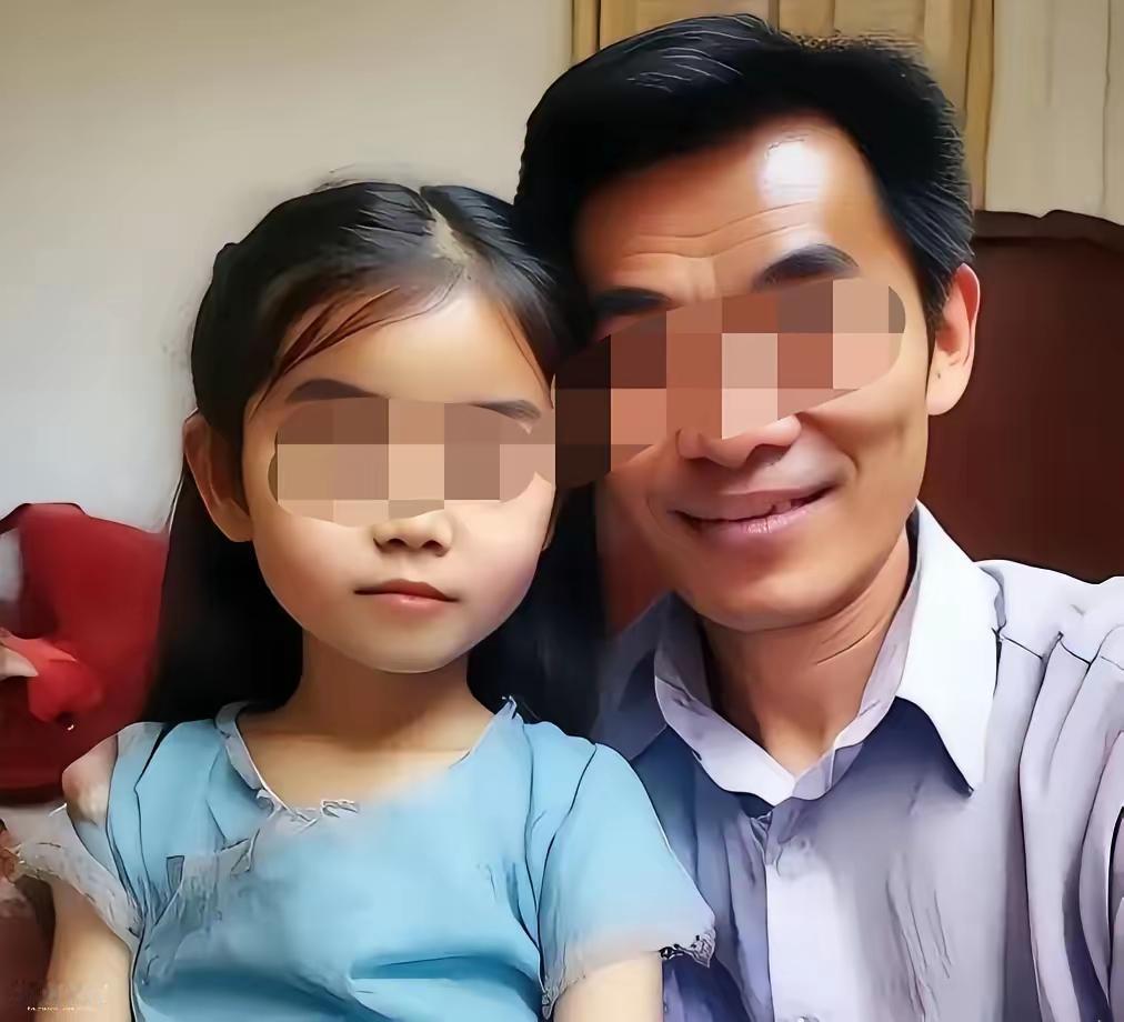 这是广东一个真实的故事。
13岁的盲童女孩小棠，从小被亲生父母遗弃在福利院长大。