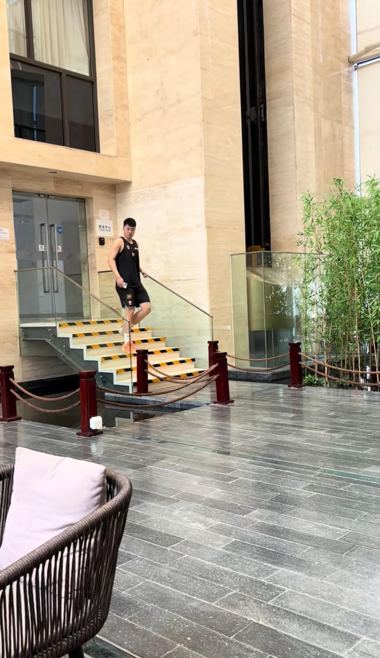 广东男篮绝杀北京男篮   新鲜的嘉爷在北京健身房出来。嘉爷明晚继续三分绝杀，征服