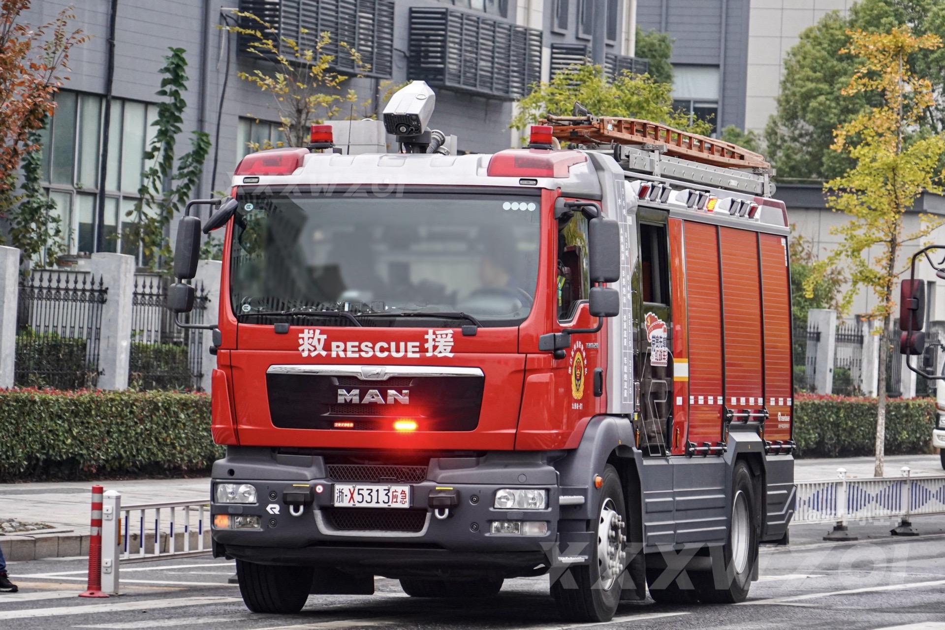 先锋红战车—卢森堡亚AT3🚒。Rosenbauer AT3主战消防车