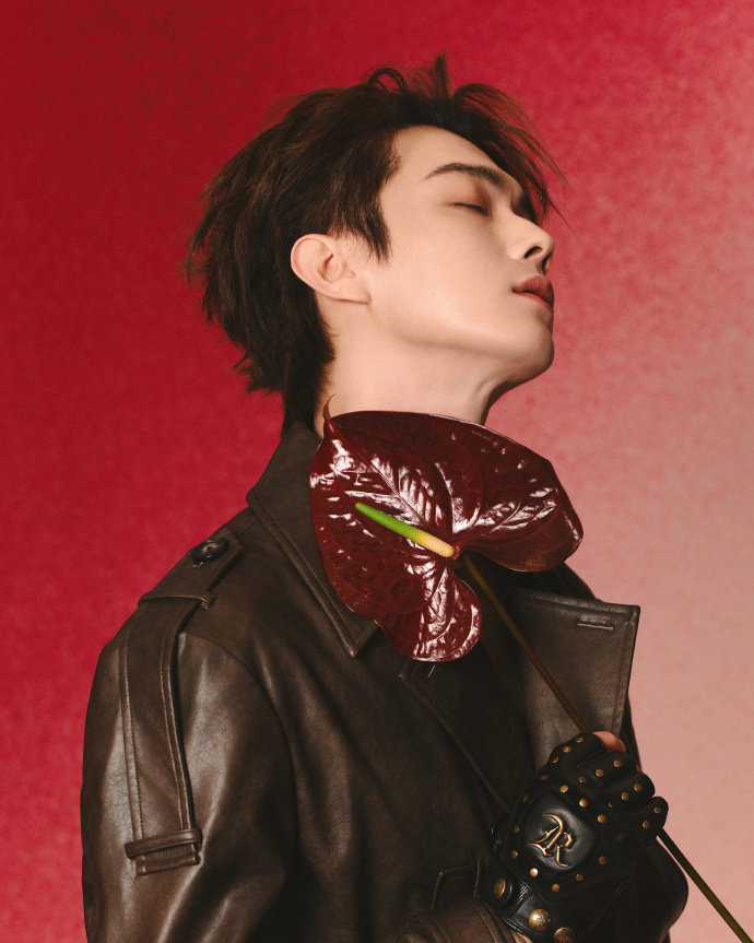 许凯追剧团造型 许凯剧内外反差 许凯剧内外反差,许凯追剧团造型，是一身皮衣造型，