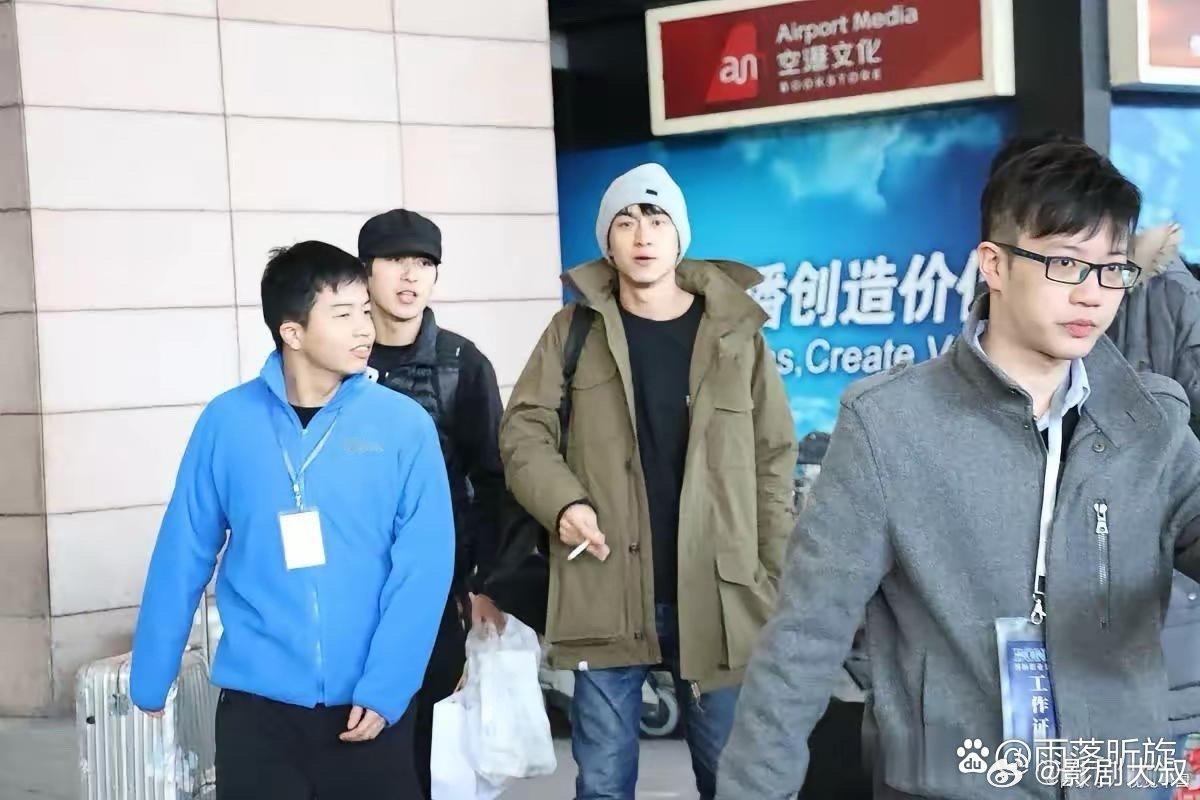 路人看到林更新时，发现他竟然也抽烟！但实际上，他个子真的很高，长相也非常帅气！ 