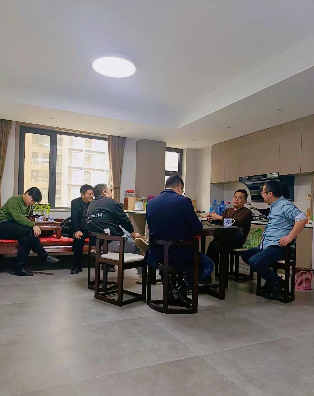 如今，南阳的老男人们聚在一起，基本不再过多谈论房子、退休金、股票、钓鱼、烟酒和电