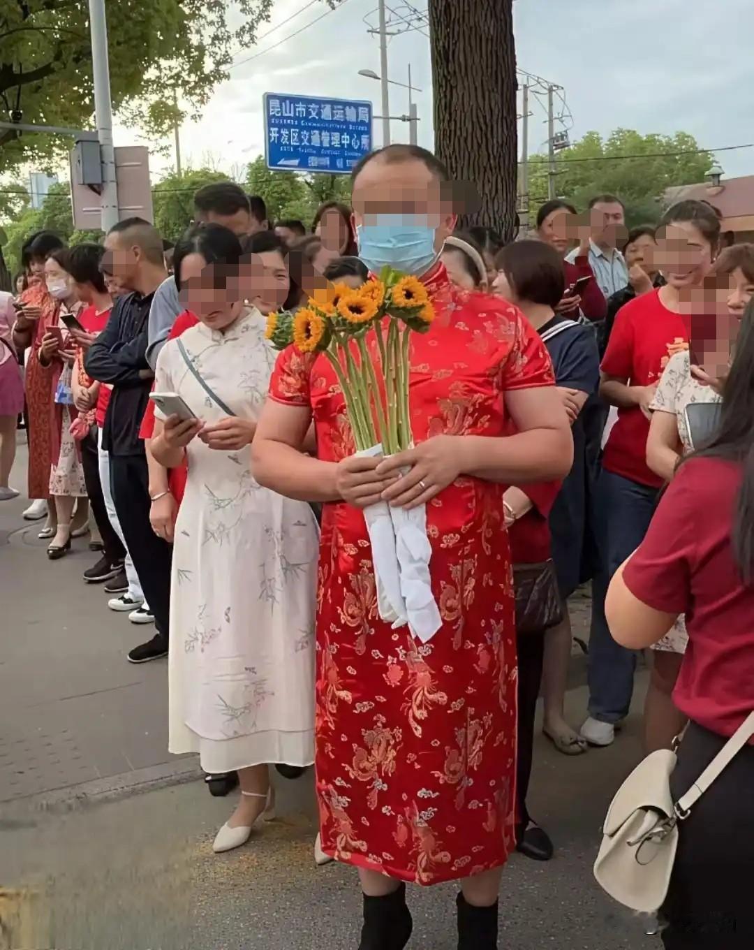 高考考场外的“旗袍秀”，别让祝福变成闹剧！

每年高考，考场外总会上演一出“大戏