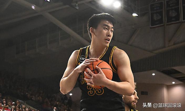 太硬了！[加油][加油][加油]中国男篮锋线未来，在NCAA打出历史级表现。
 