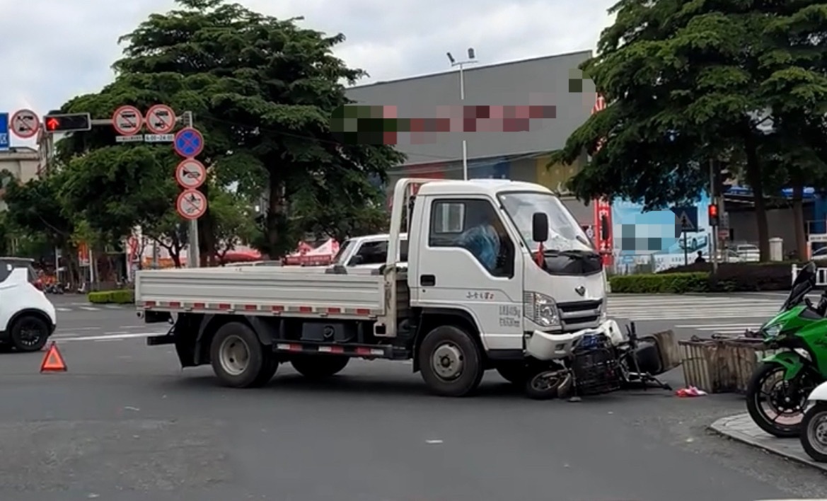 7月1日，玉林教育一环北路口货车撞电车有人被送医。 玉林