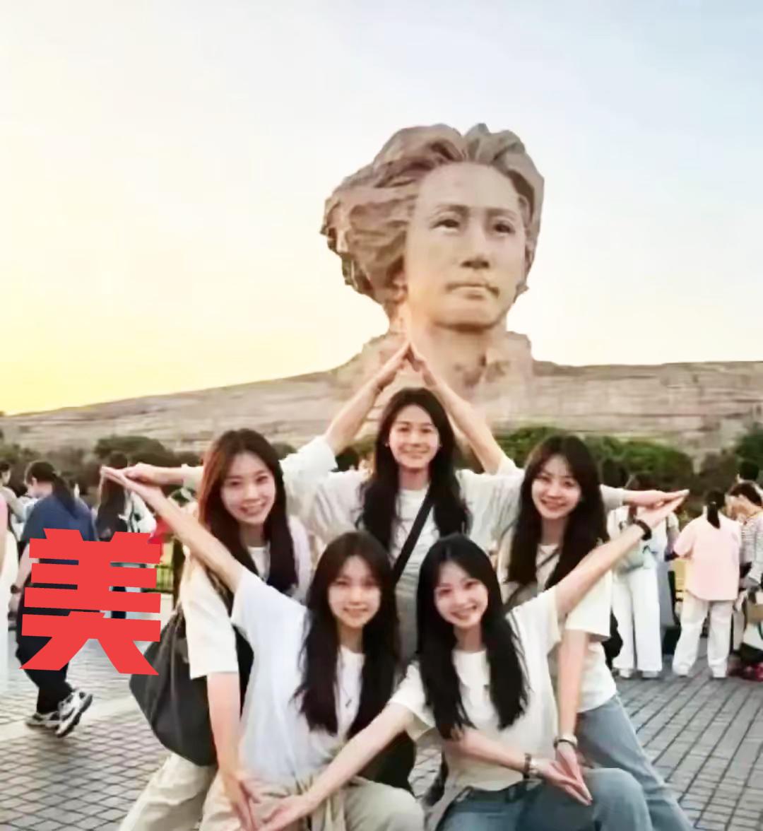 这五个女孩火了。没穿汉服，没挂滤镜，没摆剪刀手，五个人在橘子洲头的雕像前用身体拼
