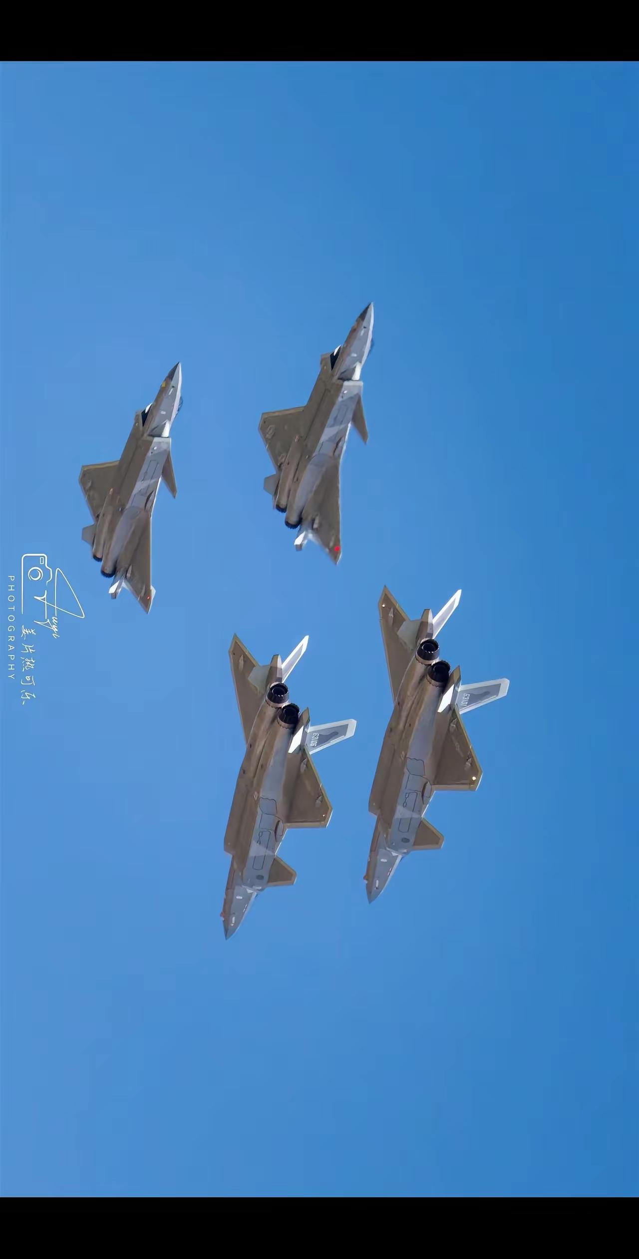 歼20四机编队飞行。这么看，还是五代隐身战斗机更加震撼，也更加漂亮。希望八一飞行