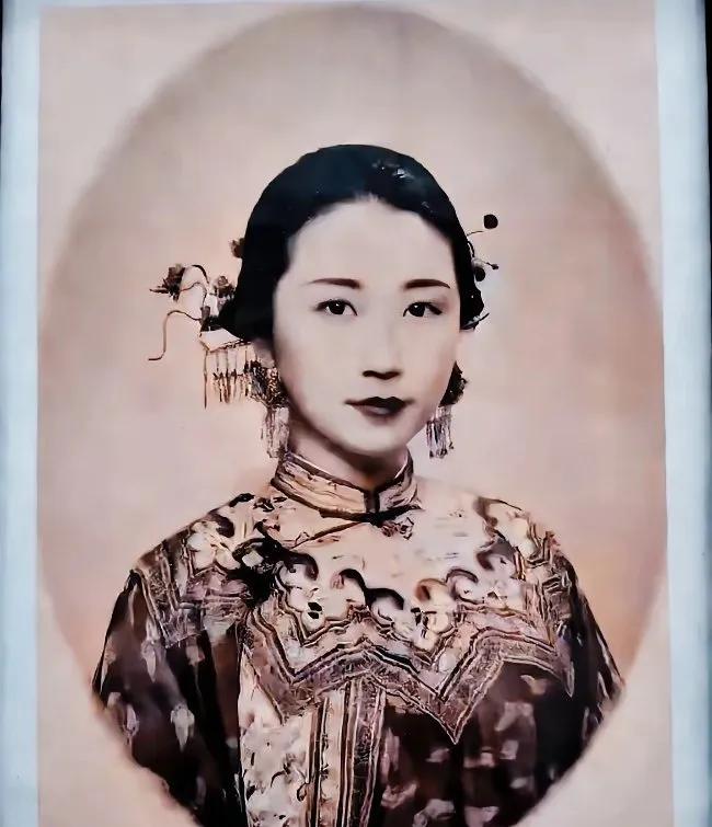 照片中这名晚清女子，就是张爱玲的祖母，李鸿章的三女儿李菊藕，她是李鸿章与继室赵小