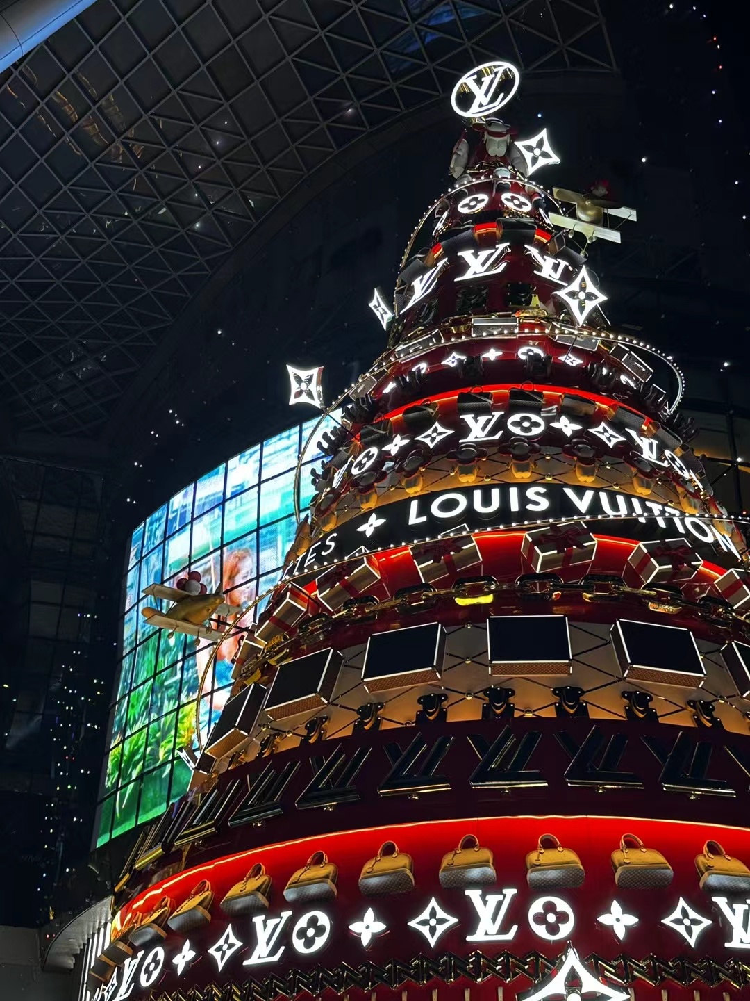 今年的#圣诞# 氛围感觉比往年都热闹！ ​​​