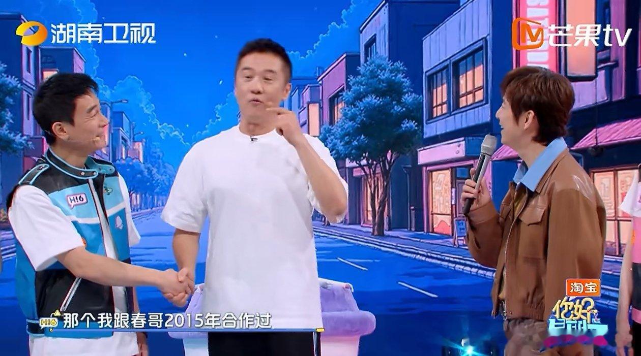 陈小春黄志忠时隔十年再见 答题赛前，黄志忠惊喜亮相，说起和陈小春的“十年之约”。