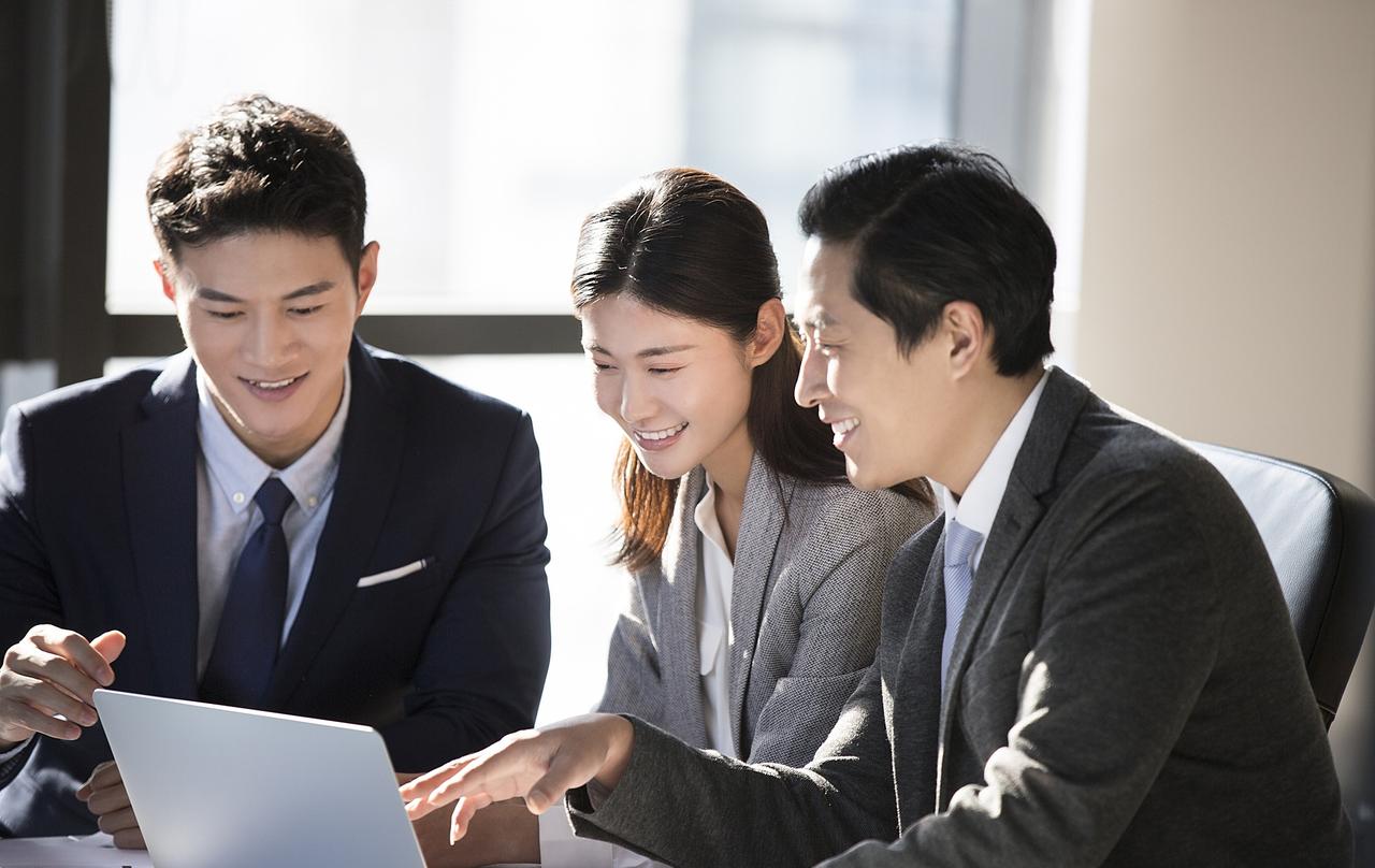 大学毕业当年没考上公务员，在职业选择上你又非做公务员不可，接下来是先找个临时工作