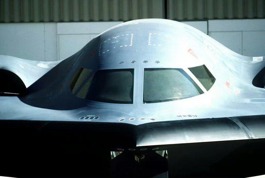 【航空史上的今天】1988年11月22日，美国空军首架B-2“幽灵”隐形战略轰炸