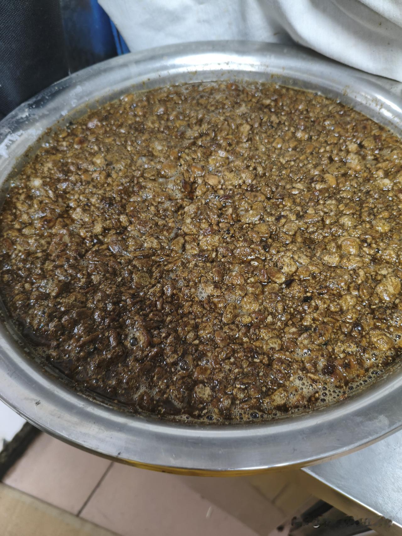 给大家看一看，我朋友用她家乡的传统晒酱方法，今天给我拌的豆瓣酱，但是这里边放了多