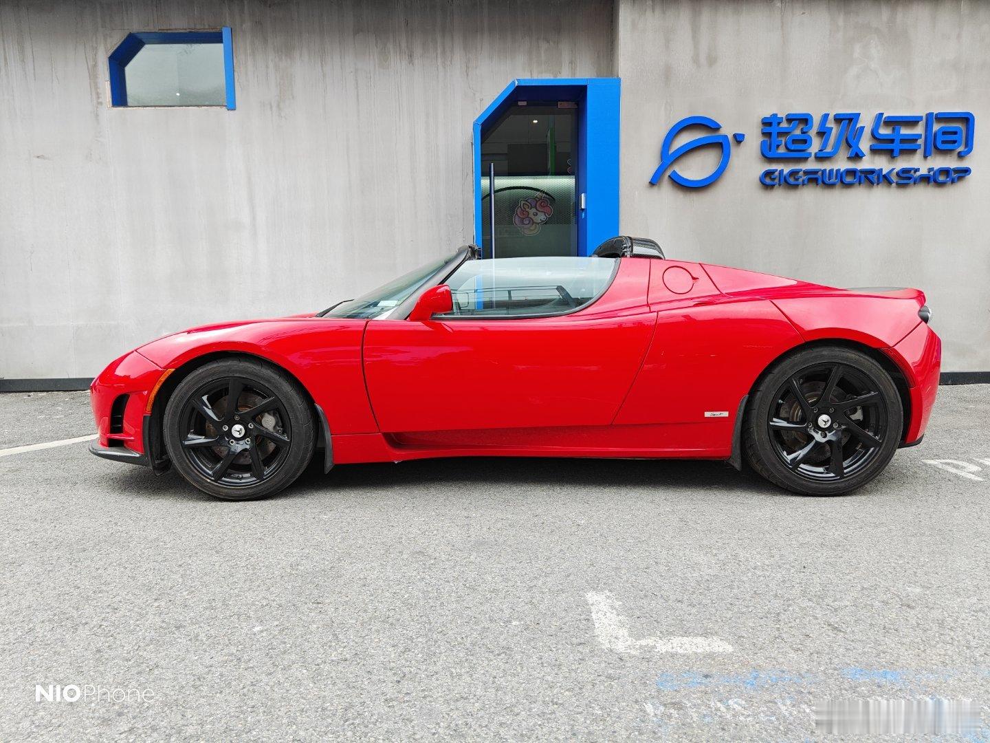 好久没把 Roadster 推出来晒晒太阳了！特斯拉官方的大电池是遥遥无期了，今