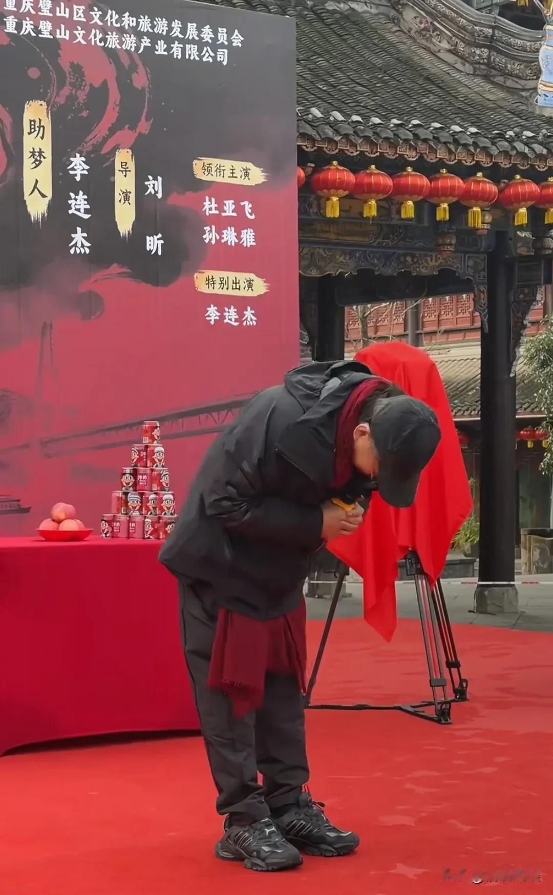 李连杰也进军短剧了！
他现身某短剧的开机现场，穿着一件黑色的外套，戴着红围巾，头
