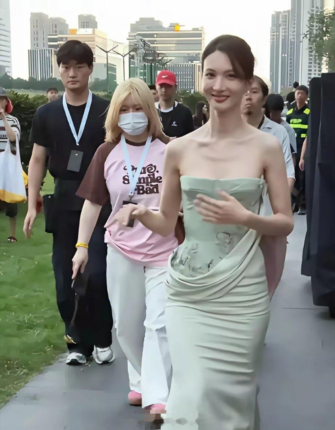 终于理解为什么那么多人想娶金晨回家——路人的随手一拍，都能拍出天仙的模样 