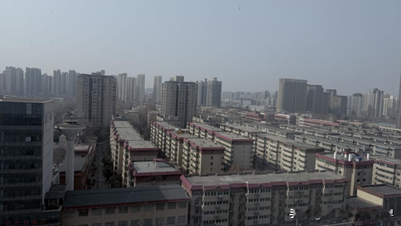 站在窗边望去，红顶的老房子整齐排列，是这座城市几十年的生活底色。远处拔地而起的高