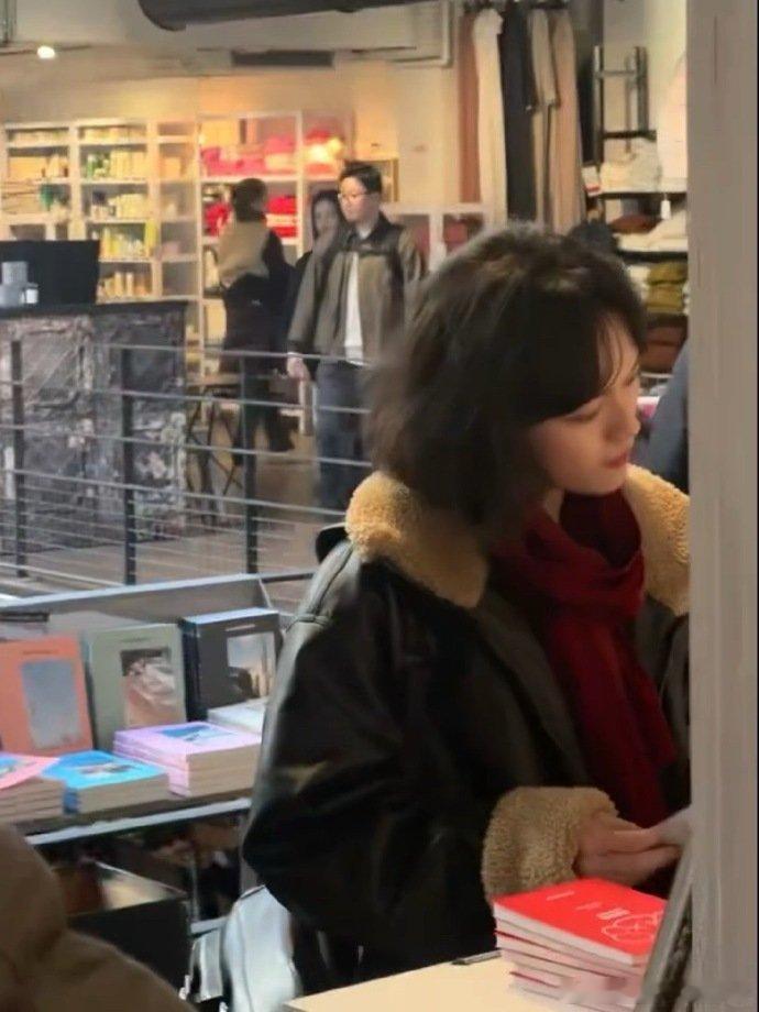 文淇巴黎被偶遇文淇巴黎被偶遇，这么幸运的吗！文淇巴黎看书被偶遇