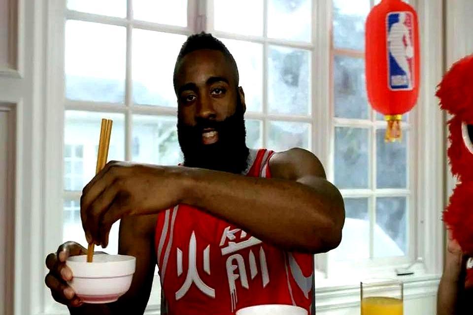哈登的胡子，可能是NBA最贵的“不动产”。刮一下，据说得赔阿迪达斯13个亿。
 