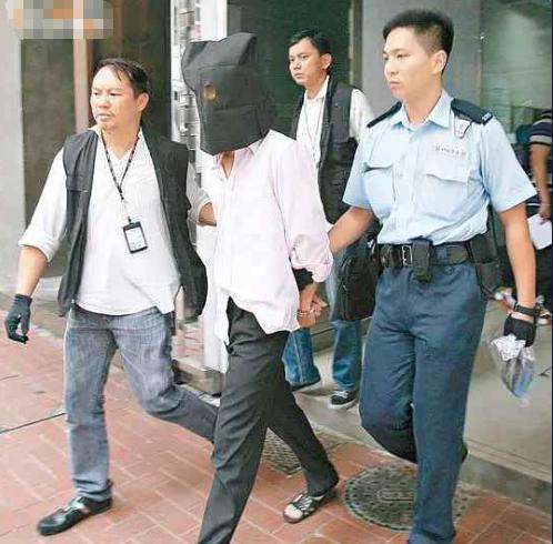 [浮云]2012年8月3日下午一点多，香港警方接到一通报警电话。电话那头的男人喘