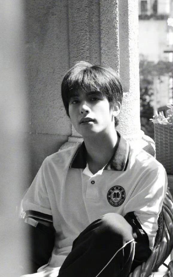 宋威龙新拍摄，穿着校服到了《以家人之名》凌霄的高中，是27岁的凌霄🥺🥺 