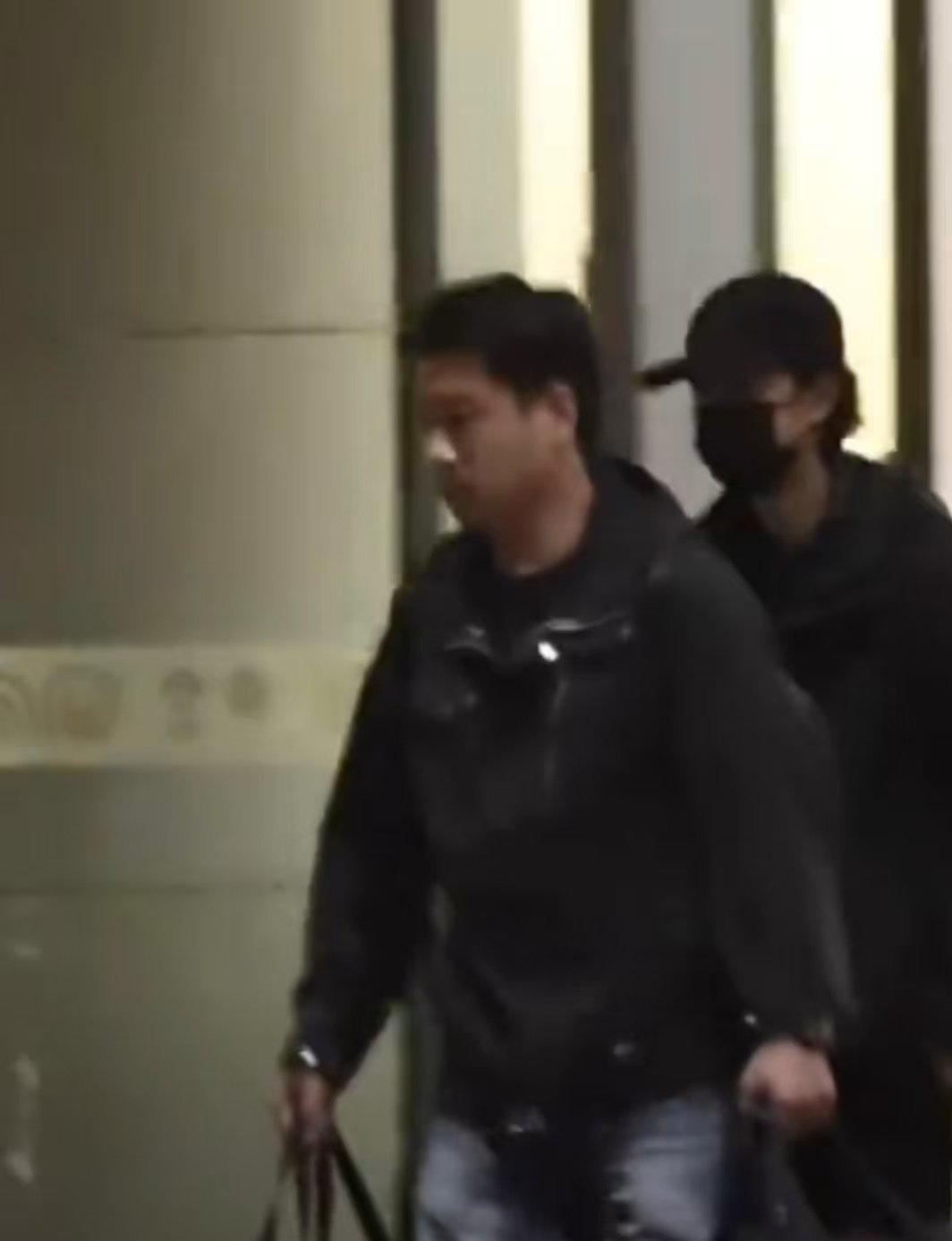 王一博赛车结束回北京王一博赛车比赛结束到达北京王一博赛车结束回北京，好酷，真是不