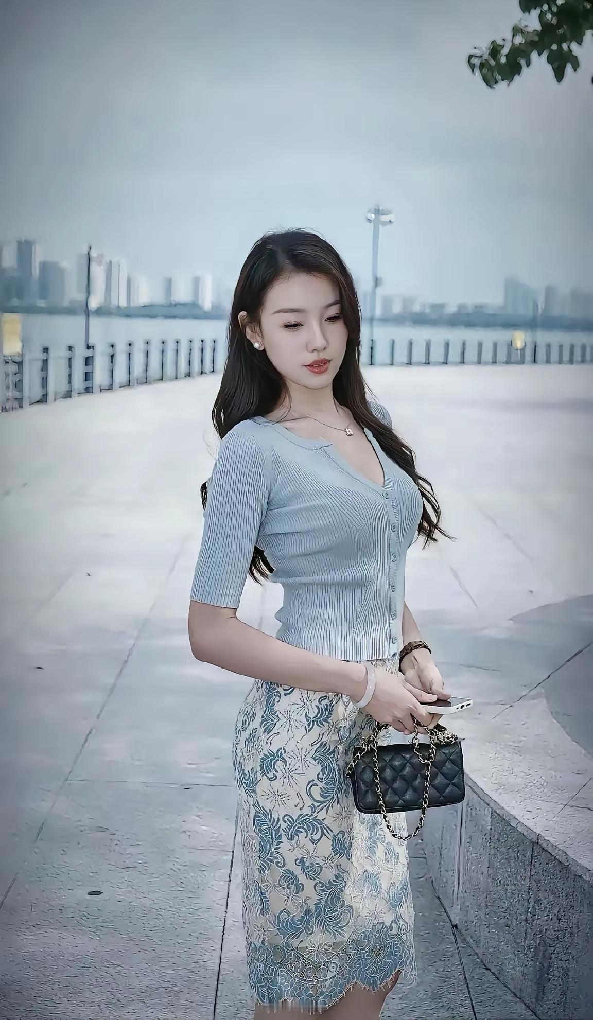 都市少女风，优雅蓝白穿搭，尽显时尚魅力！