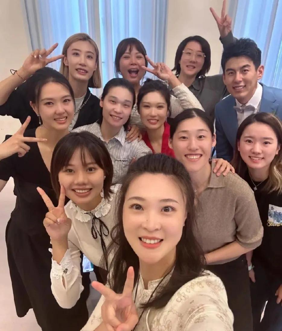 婚礼上的冠军宴，全是大个子美女，这些喜爱的大美女噢，越来越漂亮了。一眼看出了惠若