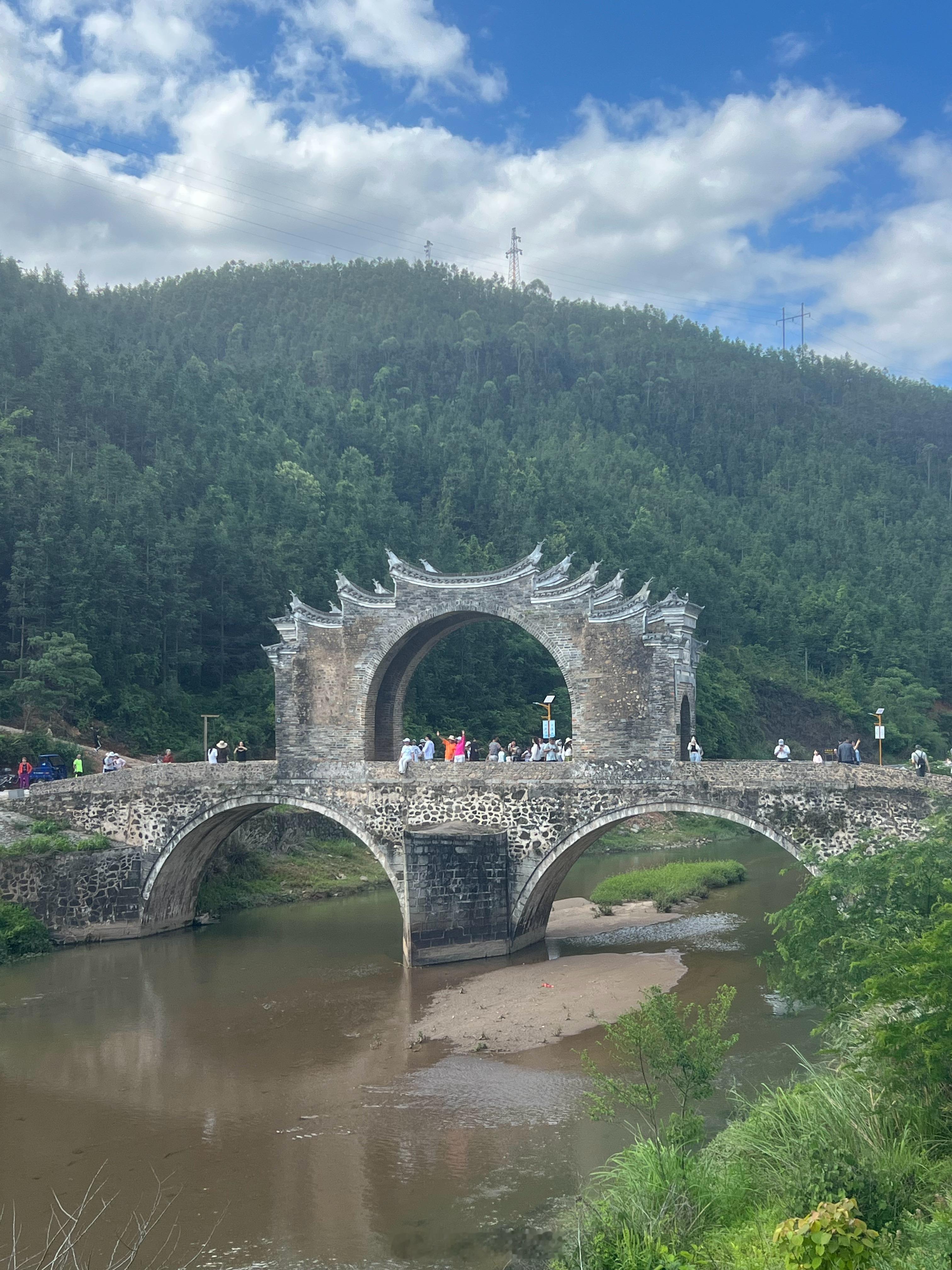 太平桥：始建于明代正德年间，是王阳明为纪念平定“三浰之乱”而倡建的，寓意“天下太