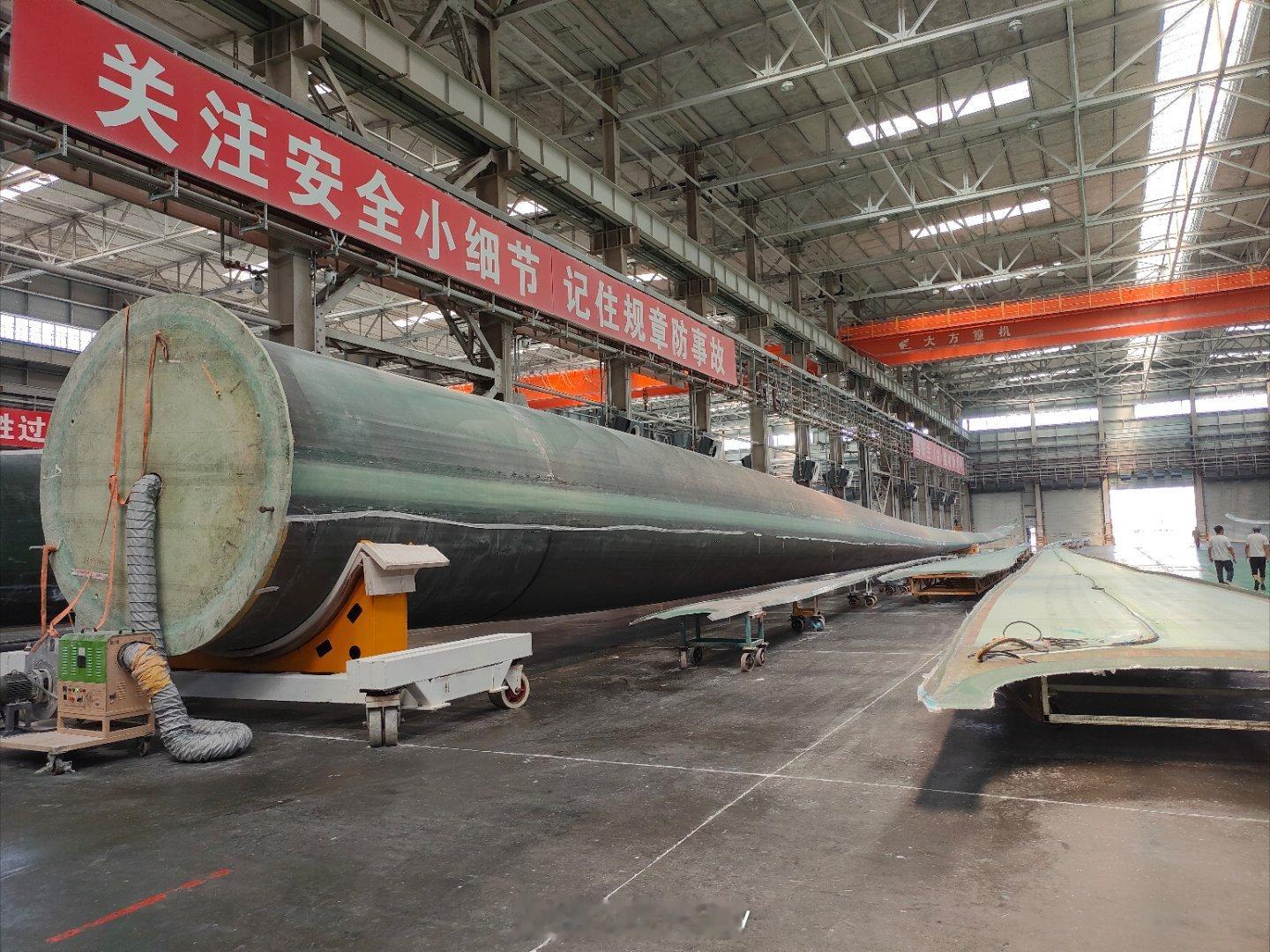 从108米长的风电叶片看中国速度。竖起来远看不觉得大，真正在实地看到这个一百多米