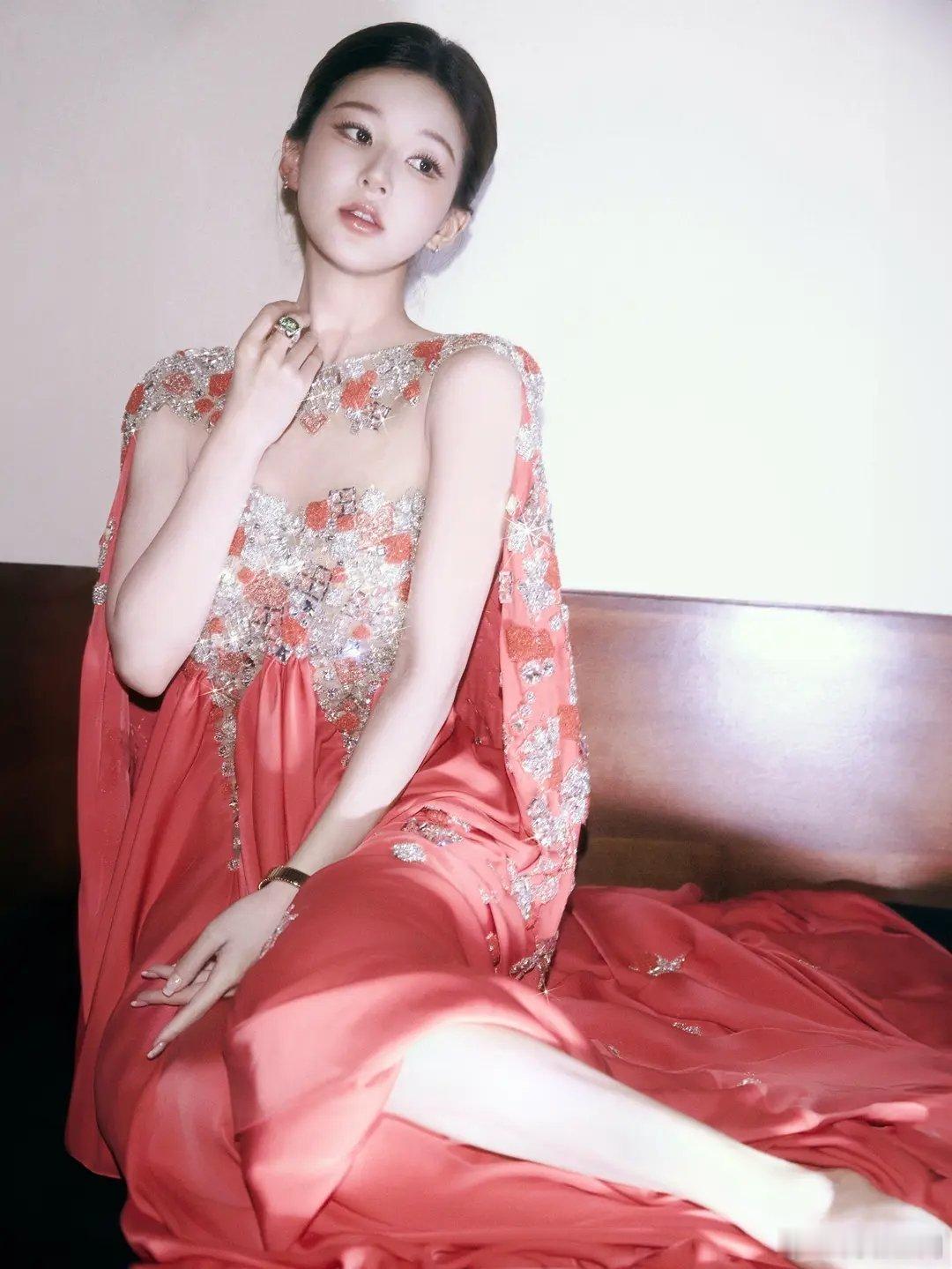 赵露思、刘诗诗今日vogue活动出图，感觉应该是赵露思红毯压轴吧，这造型谁赢了？