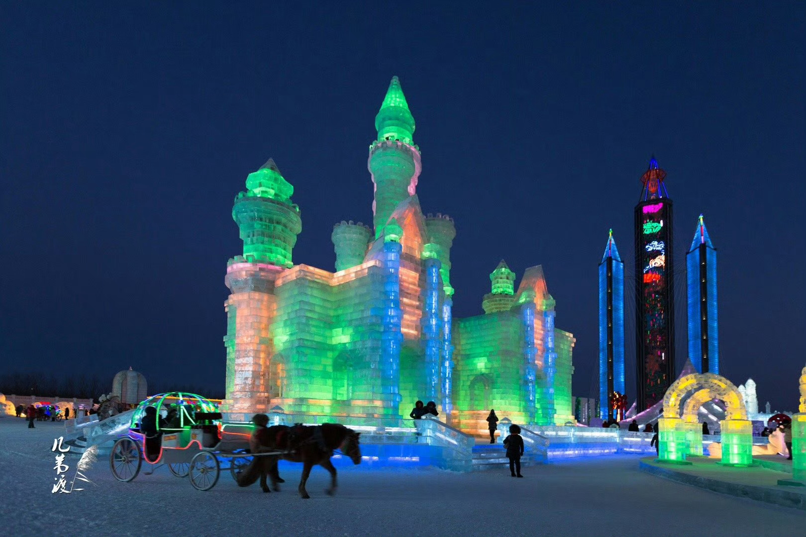 冰雪大世界游客排队7小时坐大滑梯 每年的冰雪大世界都差不多，大同小异。第一次去，