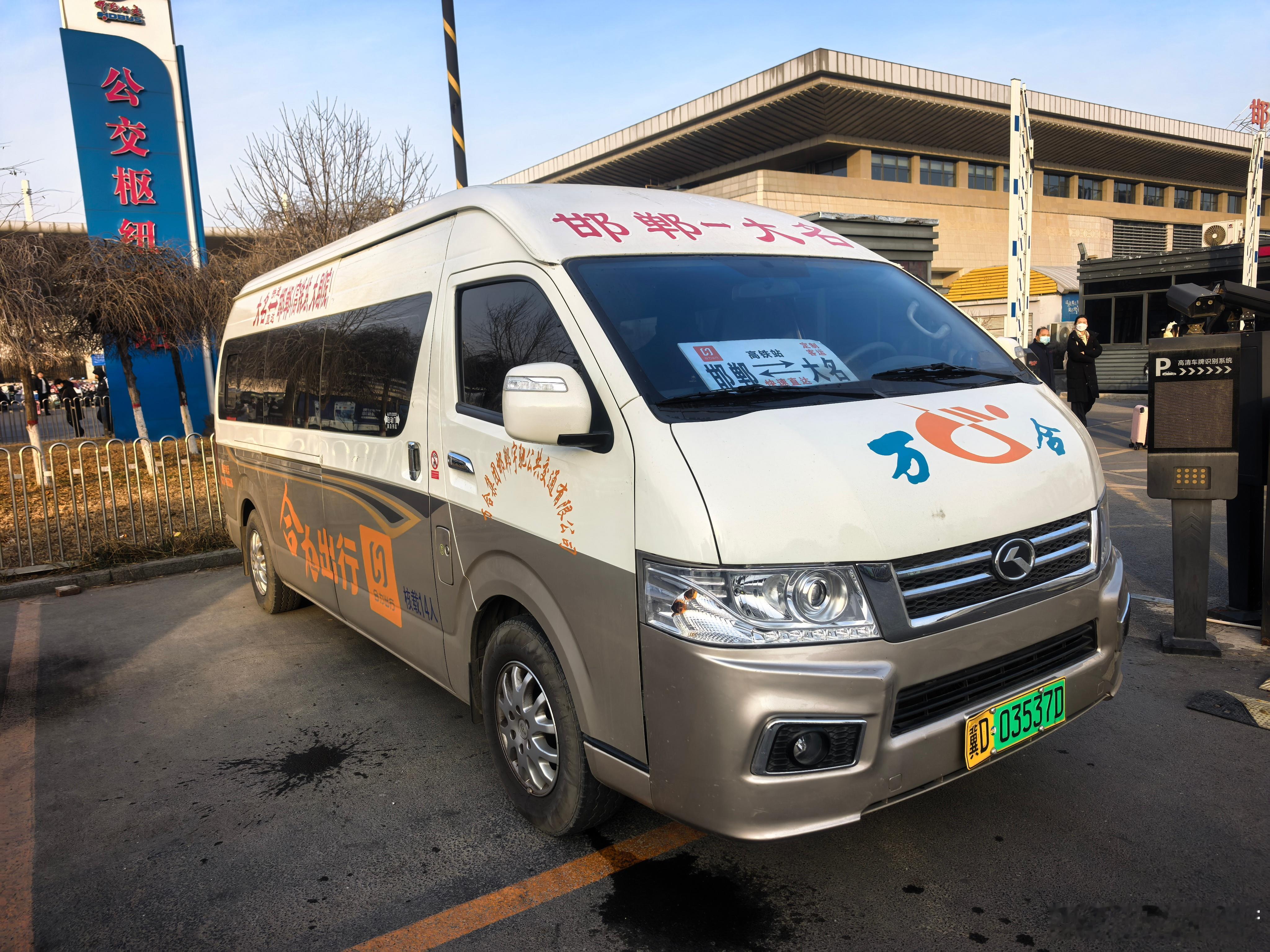 各个品牌的类似七座、八座车，都简单粗暴的改成了电动化，还加了大屏、电动侧滑门等等